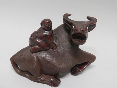 Groupe en bois sculpté représentant un buffle...