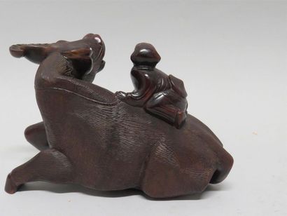 Groupe en bois sculpté représentant un buffle...