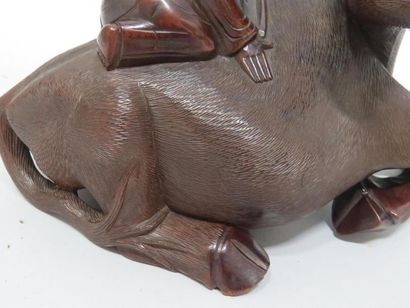 Groupe en bois sculpté représentant un buffle...