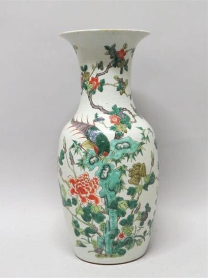 Vase balustre en porcelaine et émaux de la...