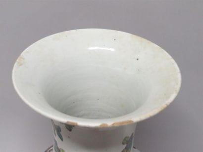 Vase balustre en porcelaine et émaux de la...