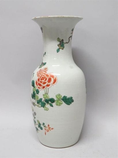 Vase balustre en porcelaine et émaux de la...