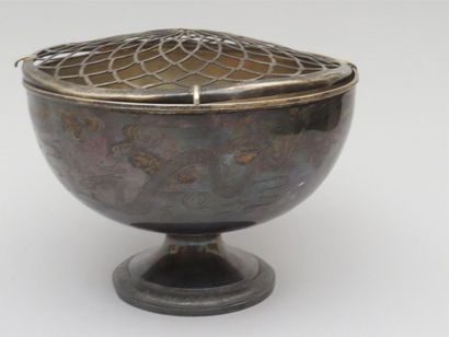 Coupe sur piédouche en argent, décor finement...