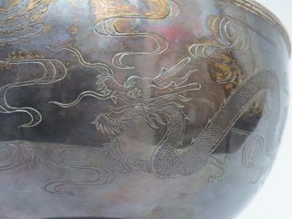 Coupe sur piédouche en argent, décor finement...