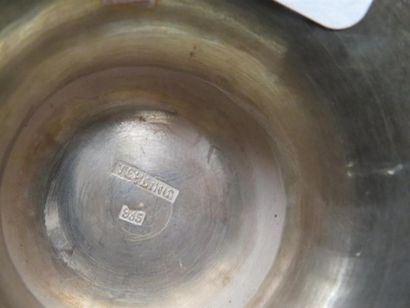 Coupe sur piédouche en argent, décor finement...