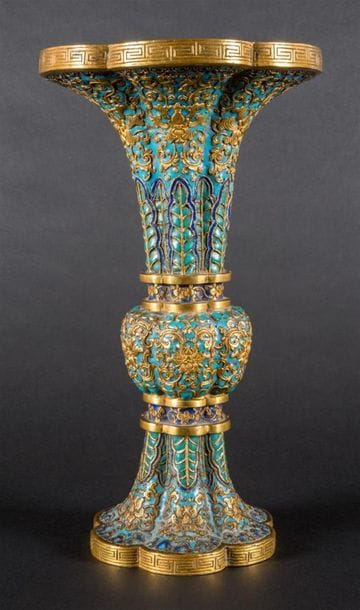 Vase de forme Gu en bronze doré et émaux...