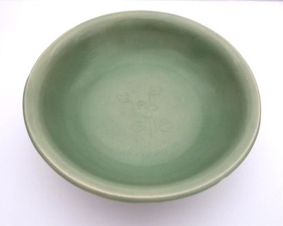 Coupe en porcelaine et émail céladon de type...
