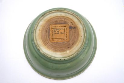 Coupe en porcelaine et émail céladon de type...
