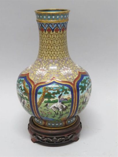 Vase balustre en bronze cloisonné polychrome...