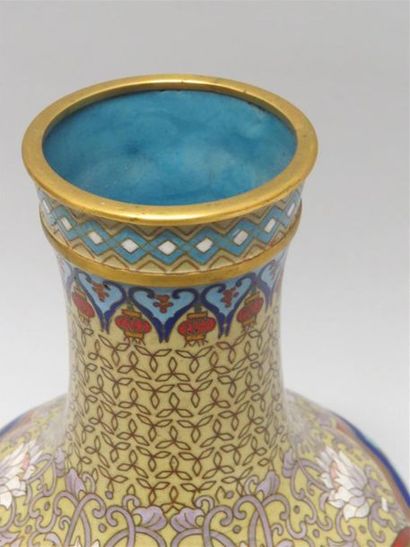 Vase balustre en bronze cloisonné polychrome...