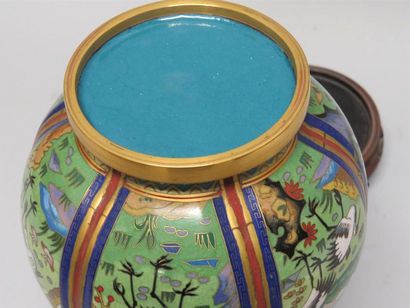 Vase balustre en bronze cloisonné polychrome...