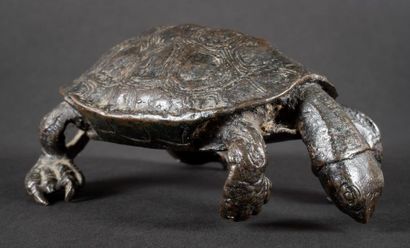 Tortue en bronze patiné. Marchant la tête...