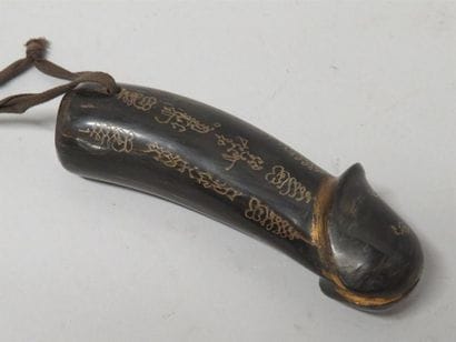 Objet phallique en bois sculpté et doré.
Birmanie,...