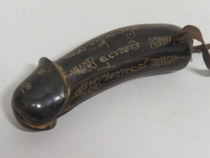 Objet phallique en bois sculpté et doré.
Birmanie,...