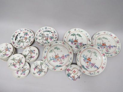 Partie de service en porcelaine polychrome...
