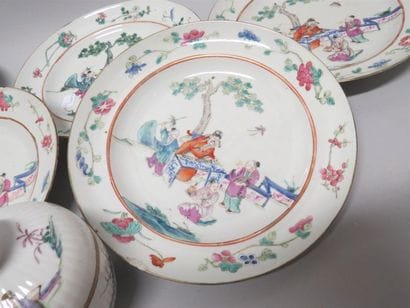 Partie de service en porcelaine polychrome...