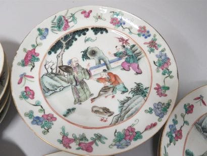 Partie de service en porcelaine polychrome...