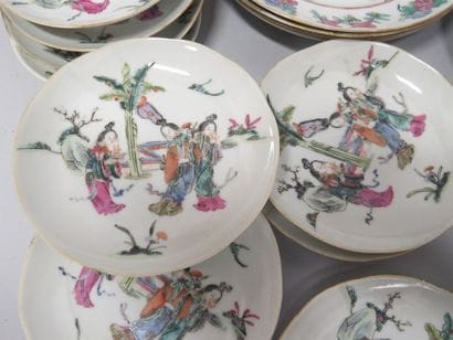 Partie de service en porcelaine polychrome...