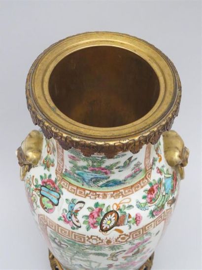 Vase en porcelaine et émaux de la famille...