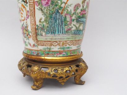 Vase en porcelaine et émaux de la famille...