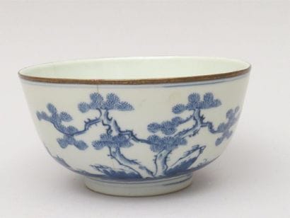 Bol en porcelaine blanc-bleu à décor d'arbres...