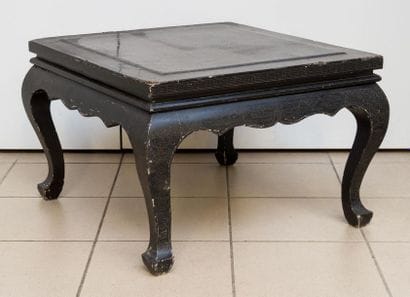 Table basse en bois laqué. Plateau à décor...