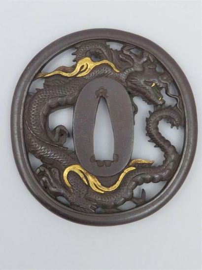 Tsuba en bronze à décor de dragon réhaussé...