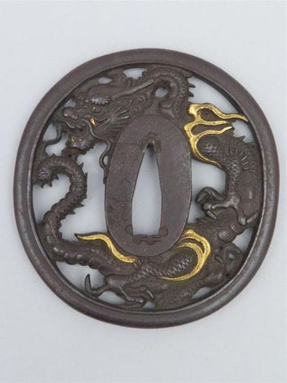 Tsuba en bronze à décor de dragon réhaussé...