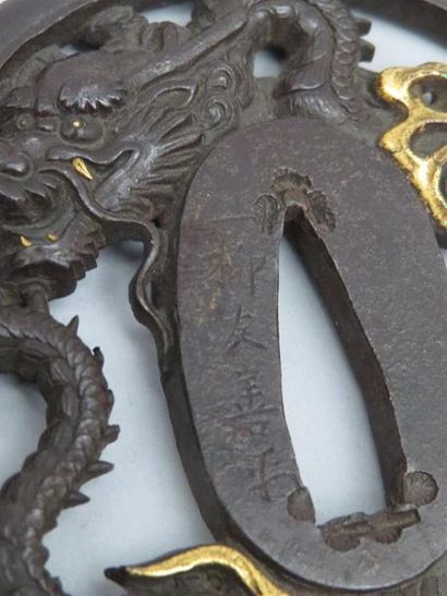 Tsuba en bronze à décor de dragon réhaussé...