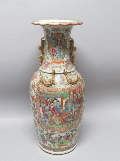 Important vase en porcelaine et émaux polychromes...