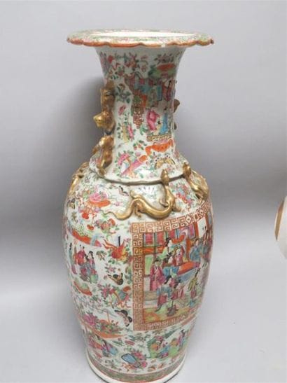 Important vase en porcelaine et émaux polychromes...