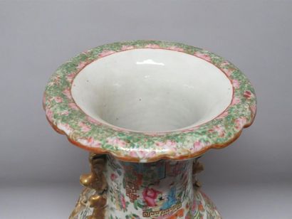 Important vase en porcelaine et émaux polychromes...