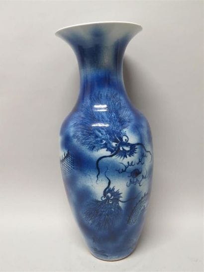 Vase balustre à décor de dragons sur fond...