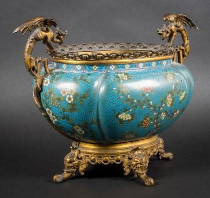 Cache-pot de forme cotelée en bronze et émaux...