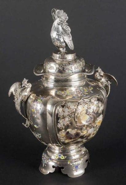 Vase couvert en argent de forme balustre...
