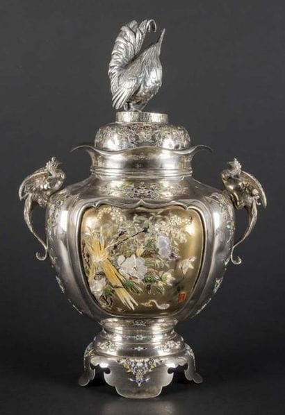 Vase couvert en argent de forme balustre...