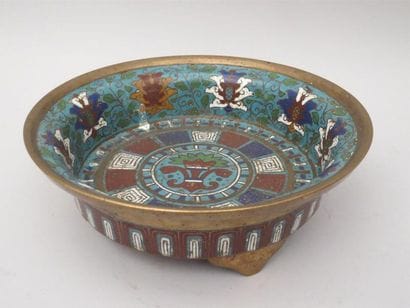 Coupe tripode en bronze à décor d'émaux champlevés...