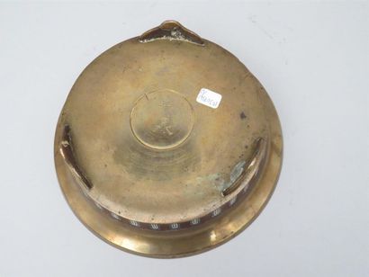 Coupe tripode en bronze à décor d'émaux champlevés...