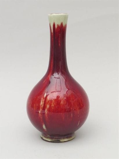 Vase en porcelaine sang de boeuf à coulures...