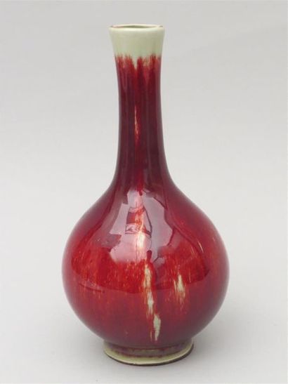 Vase en porcelaine sang de boeuf à coulures...