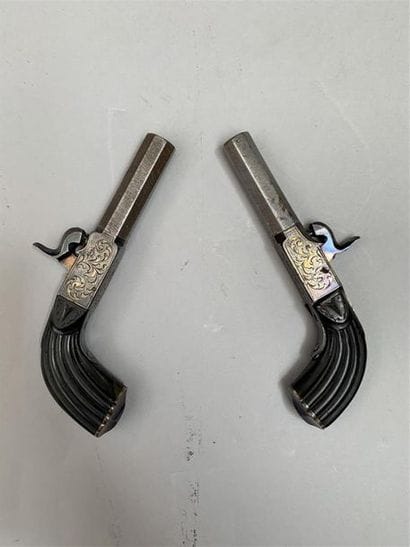 Paire de pistolets à coffre et à percussion...