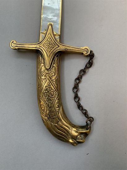 Sabre à la mameluk, fusée en bronze monobloc...