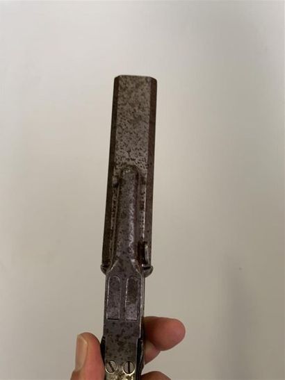 A RESTITUER Pistolet à coffre et percussion...