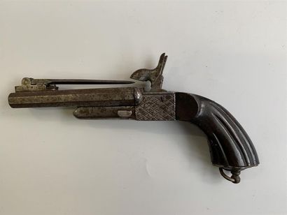 A RESTITUER Pistolet à coffre et percussion...