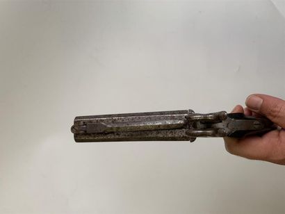 A RESTITUER Pistolet à coffre et percussion...