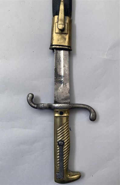 Lot composé de deux armes blanches : on y...
