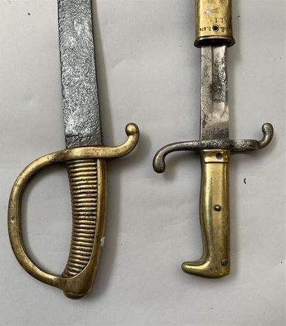Lot composé de deux armes blanches : on y...