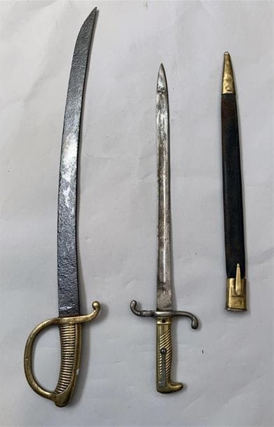 Lot composé de deux armes blanches : on y...