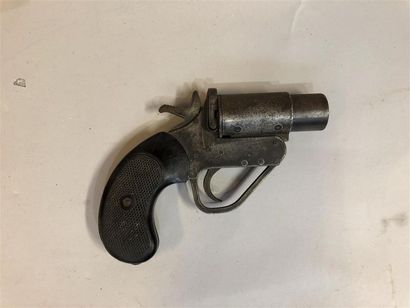 176, 183.Lot de deux lance fusée, un modèle...