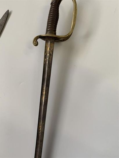 Lot composé d'un sabre briquet monture bronze...